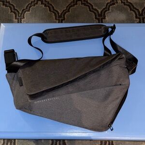 Urban Nature Gray Men's Crossbody Bag with magnetic closure.